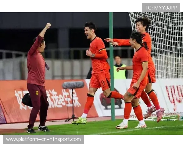 成都蓉城拜合拉木背身做球，跟进远射轰出世界波